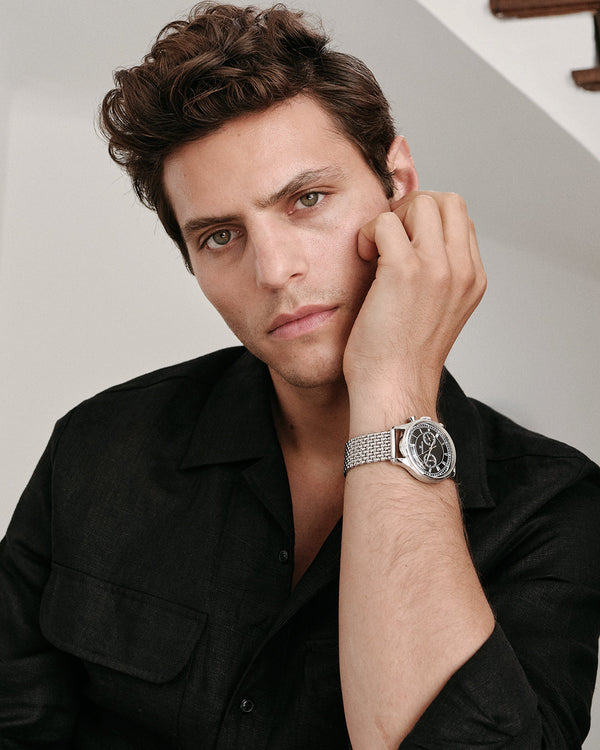 A round mens watch in rhodium-plated silver from Waldor & Co. with black sunray dial and a second hand. Seiko movement. The model is Avant 42 Sardinia 42mm.