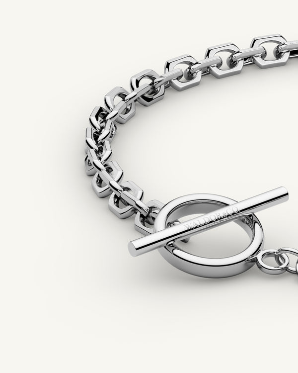 T-bar Chain Bracelet in Sterling Silver from Waldor & Co. The model is Azur Chain Polished.