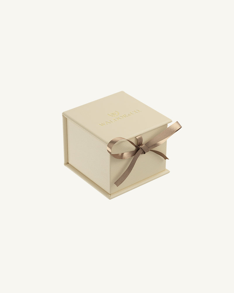 A Ring in 14k gold-plated from Waldor & Co. The model is Elise Ring Polished Gold