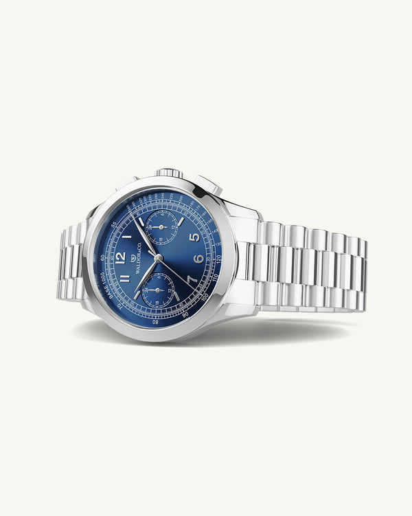 A round mens watch in rhodium-plated silver from Waldor & Co. with blue sunray dial and a second hand. Seiko movement. The model is Chrono 39 Porto Cervo.