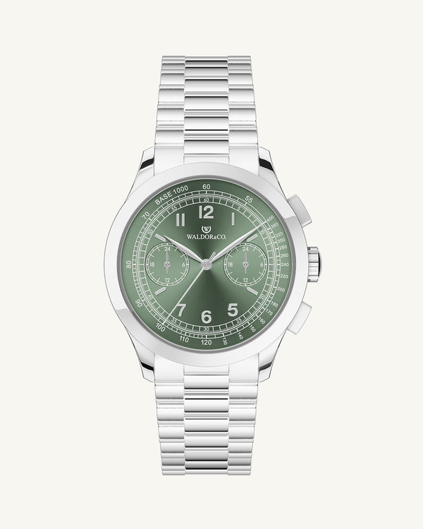 A round mens watch in rhodium-plated silver from Waldor & Co. with green sunray dial and a second hand. Seiko movement. The model is Chrono 39 Porto Cervo.