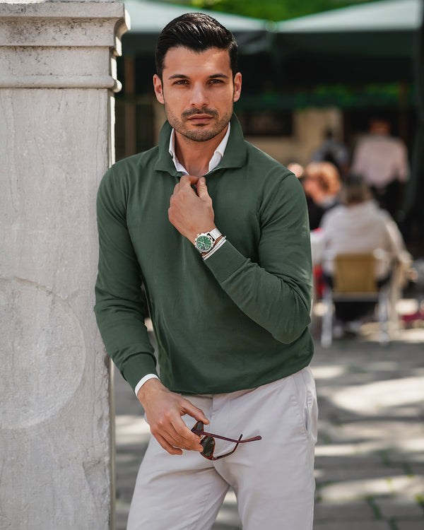 A round mens watch in rhodium-plated silver from Waldor & Co. with deep-green sunray dial and a second hand. Seiko movement. The model is Chrono 39 Sardinia 39mm.