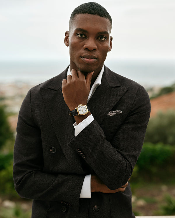 A square mens watch in gold-plated stainless steel from Waldor & Co. with white dial. Ronda movement. The model is Constant 40 Tremezzo 37x45mm.