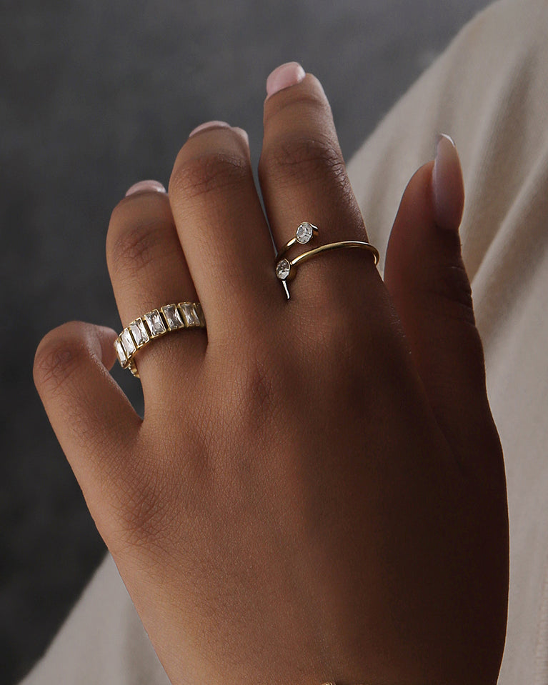 A Ring in 14k gold-plated from Waldor & Co. The model is Elise Ring Polished Gold