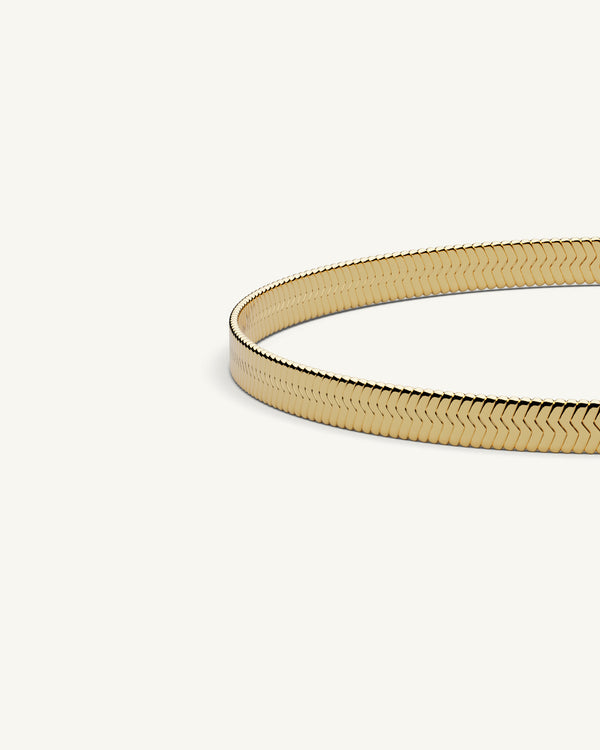 A Chain Bracelet in 14k gold-plated from Waldor & Co. The model is Eze Chain Polished Gold