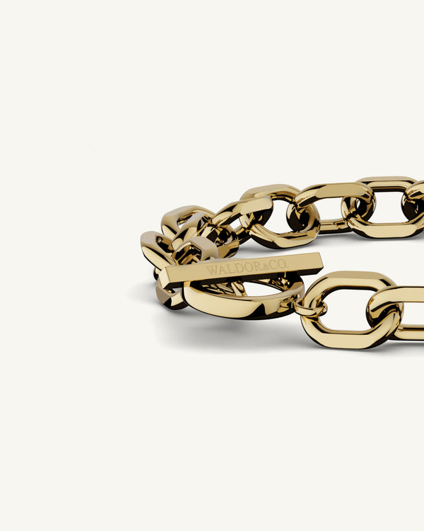 A Chain Bracelet in 14k gold-plated from Waldor & Co. The model is Noble Chain Polished Gold