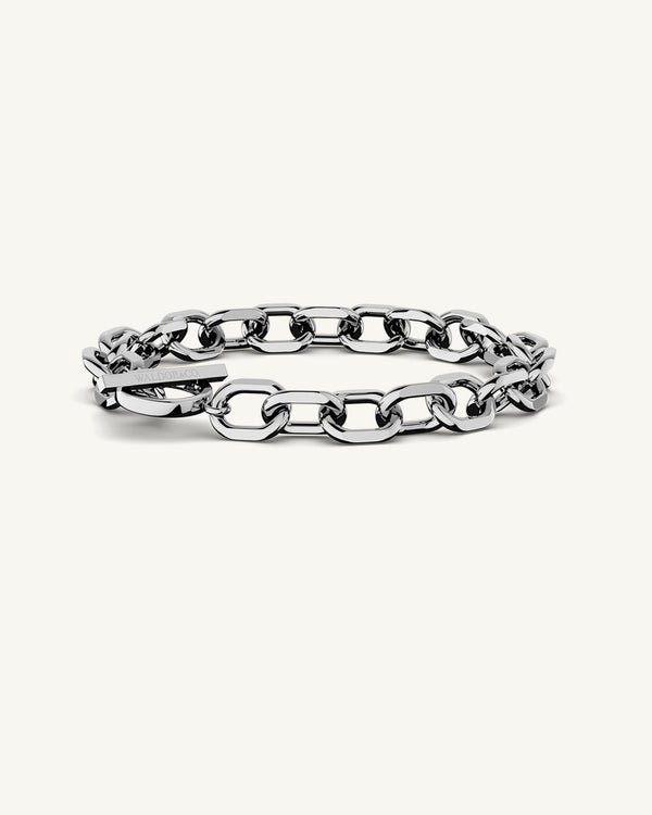 A Chain Bracelet in polished silver from Waldor & Co. The model is Noble Chain Polished Silver