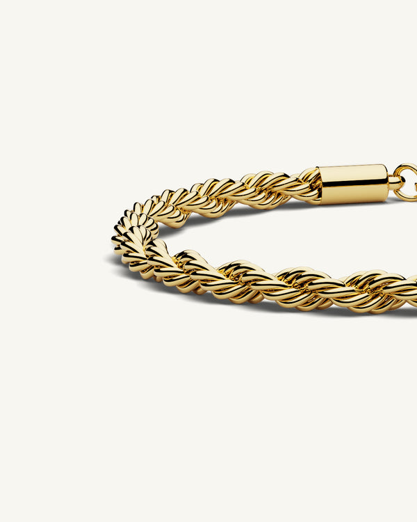 A Chain Bracelet in 14k gold-plated from Waldor & Co. The model is Olmo Chain Polished Gold