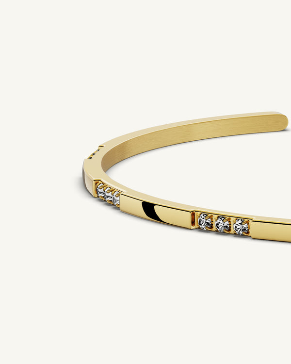 A Bangle in 14k gold-plated 316L stainless steel from Waldor & Co. One size. The model is Opulent Bangle Polished.