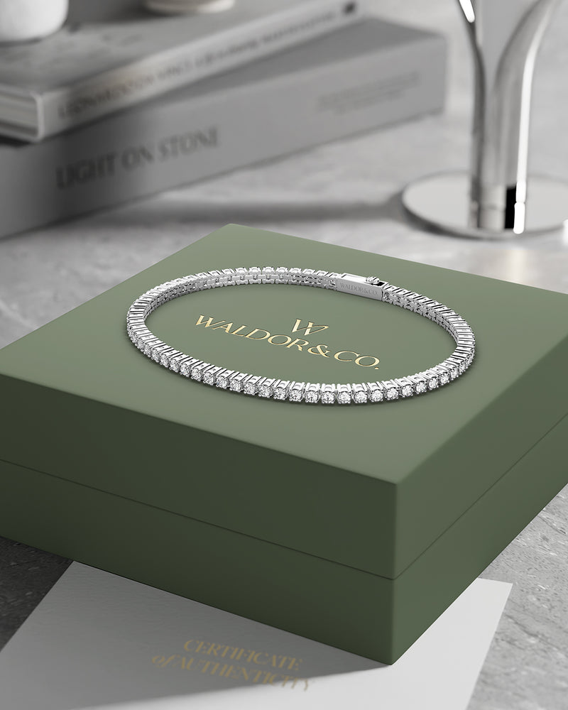 A polished stainless steel chain in silver with turquoise stones from Waldor & Co. The model is Tennis Chain Polished