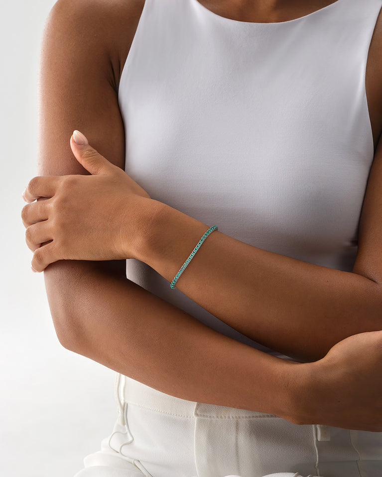 A polished stainless steel chain in silver with turquoise stones from Waldor & Co. The model is Tennis Chain Polished