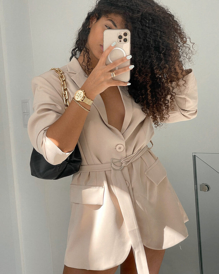 A round womens watch in 14k gold-plated 316L stainless steel from Waldor & Co. with gold dial and a second hand. Seiko movement. The model is Epoch 36 Formentera 36mm.