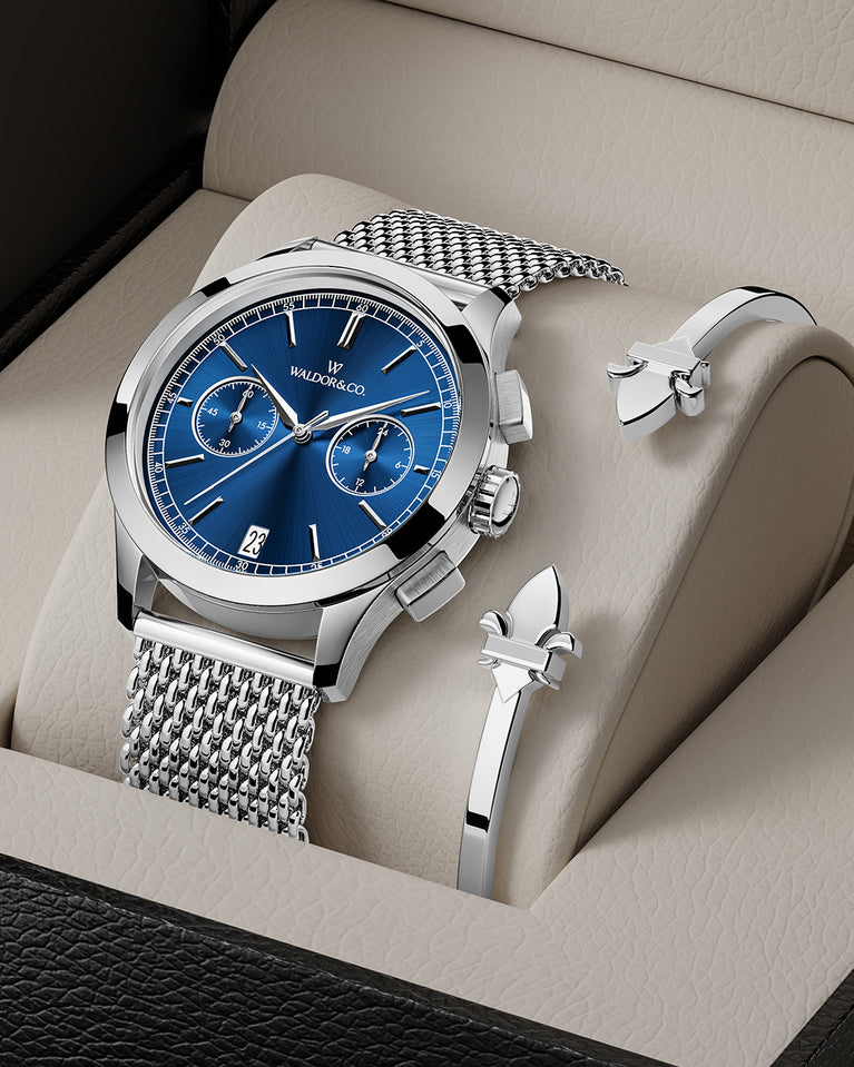  A round mens watch in rhodium-plated silver from Waldor & Co. with blue sunray dial and a second hand. Seiko movement. The model is Chrono 44 Sardinia 44mm.
