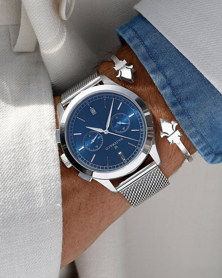  A round mens watch in rhodium-plated silver from Waldor & Co. with navy sunray dial and a second hand. Seiko movement. The model is Chrono 44 Sardinia 44mm.