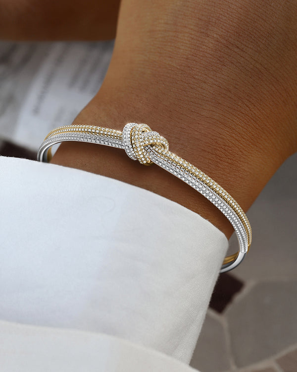 A Bangle in 14k-gold plated and silver polished copper from Waldor & Co. One size. The model is Dual Knot Bangle Pavè.