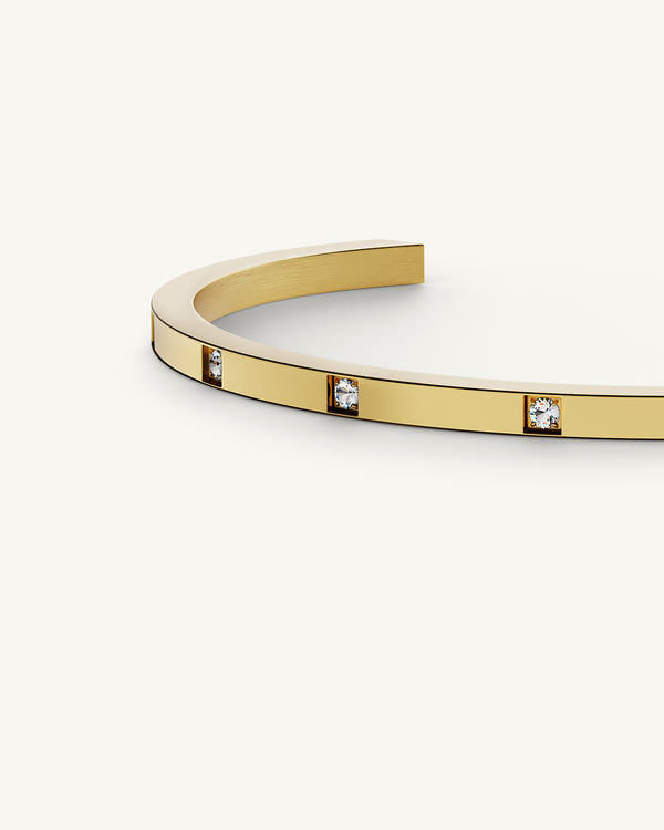 A Bangle Bracelet in 14k gold-plated stainless steel from Waldor & Co. The model is Brilliant Bangle Polished.