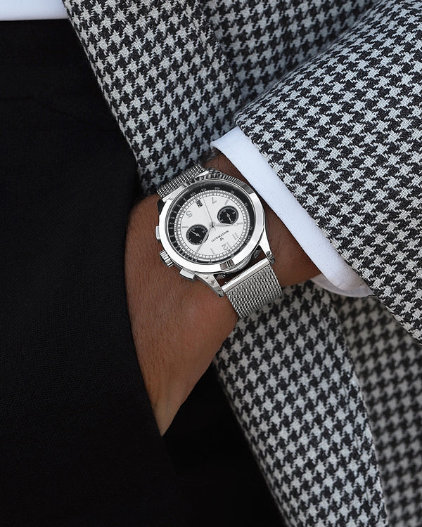  A round mens watch in rhodium-plated silver from Waldor & Co. with panda patterned dial and a second hand. Seiko movement. The model is Chrono 44 Sardinia Panda 44mm.