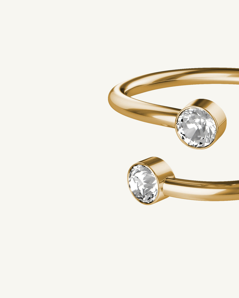 A Ring in 14k gold-plated from Waldor & Co. The model is Elise Ring Polished Gold