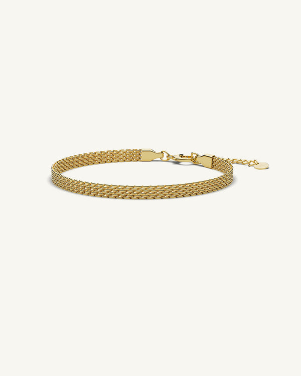 A Chain Bracelet in 14-gold plated-316L stainless steel from Waldor & Co. The model is Essence Chain Polished.