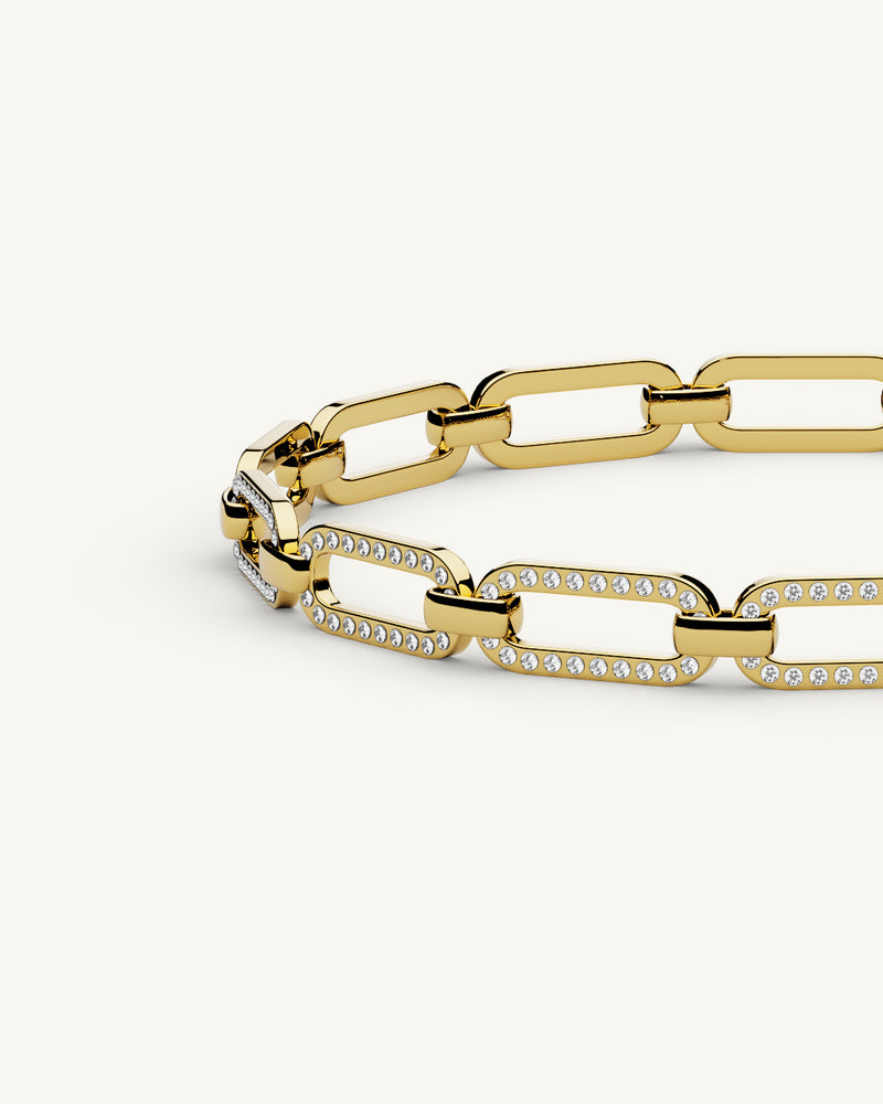A Chain Bracelet in 14k gold-plated from Waldor & Co. The model is Ideal Chain Polished Gold