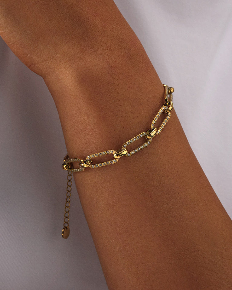 A Chain Bracelet in 14k gold-plated from Waldor & Co. The model is Ideal Chain Polished Gold