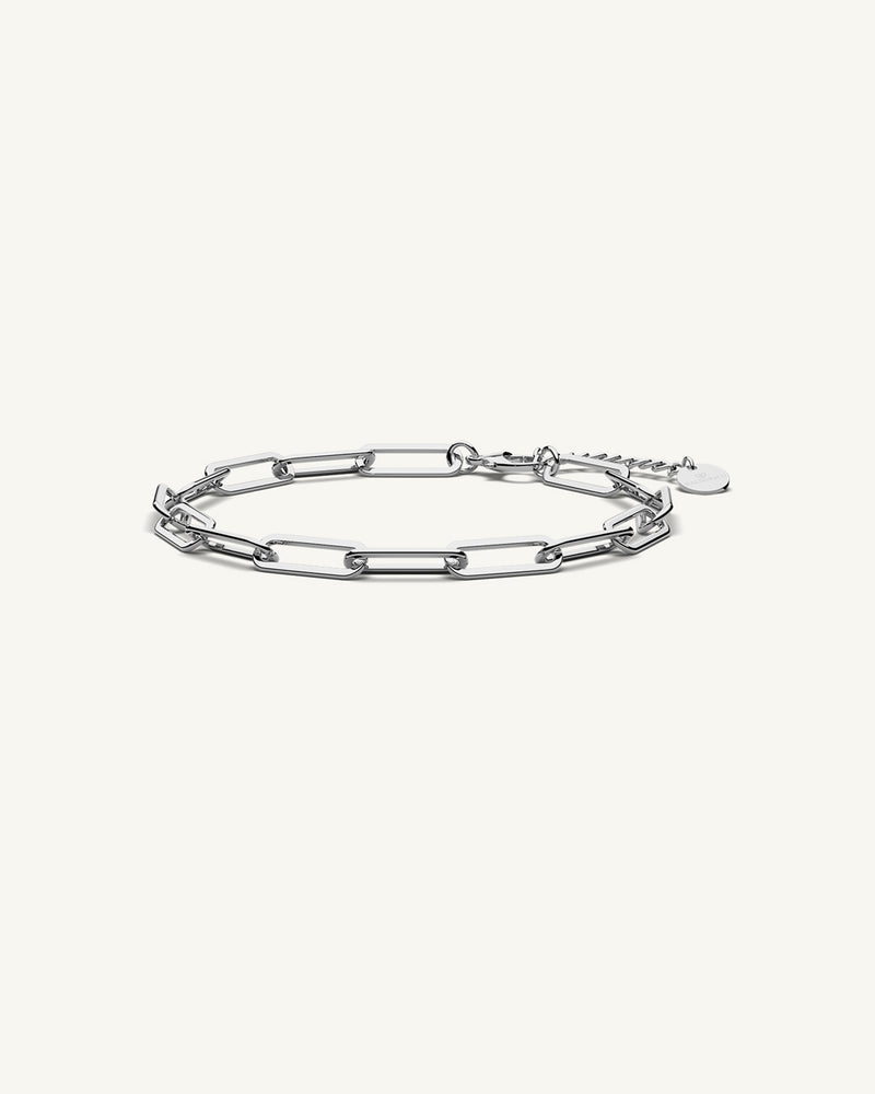 A Chain Bracelet in 14k gold-plated from Waldor & Co. The model is Mirihi Chain Polished Gold