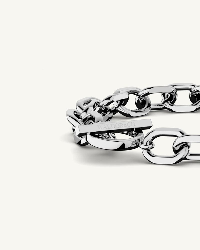 A Chain Bracelet in polished silver from Waldor & Co. The model is Noble Chain Polished Silver