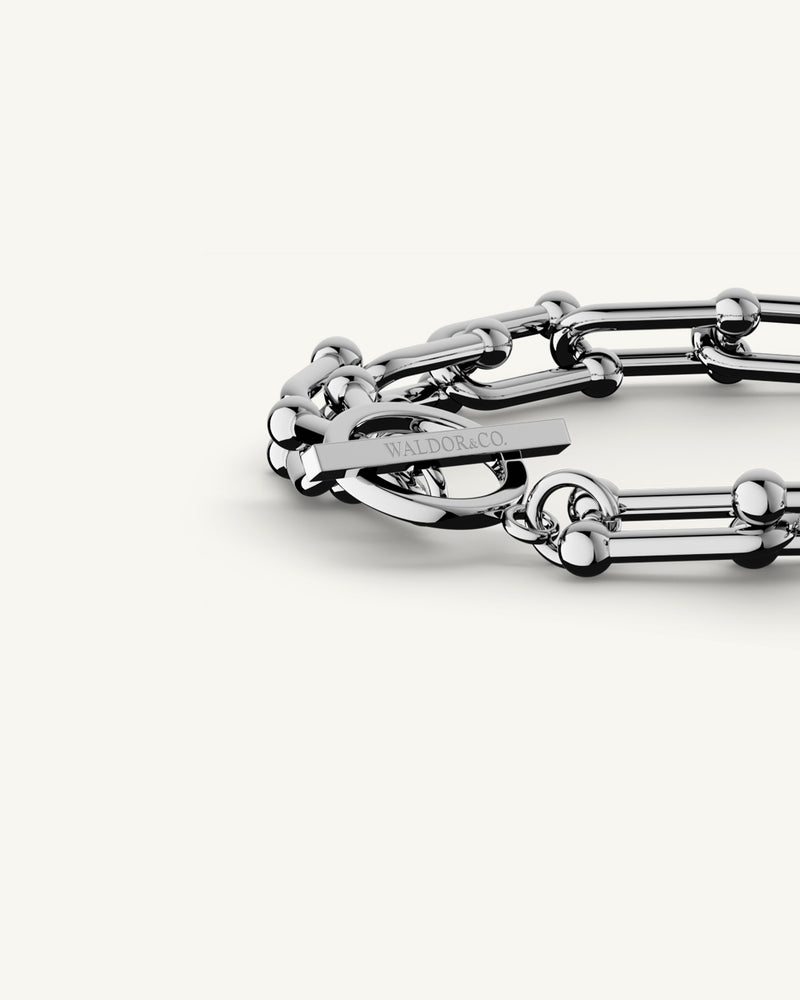 A Chain Bracelet in polished Silver plated-316L stainless steel from Waldor & Co. The model is Pivot Chain Polished.