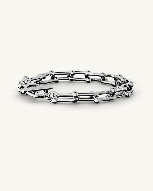 A Chain Bracelet in polished Silver plated-316L stainless steel from Waldor & Co. The model is Pivot Chain Polished.