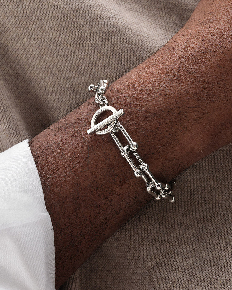  A Chain Bracelet in polished Silver plated-316L stainless steel from Waldor & Co. The model is Pivot Chain Polished.
