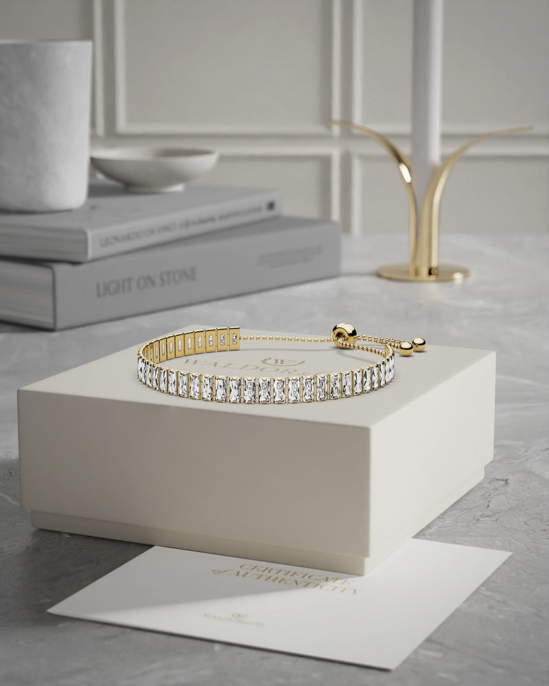 A Chain Bracelet in 14k gold-plated from Waldor & Co. The model is Talia Diamond Chain Polished Gold