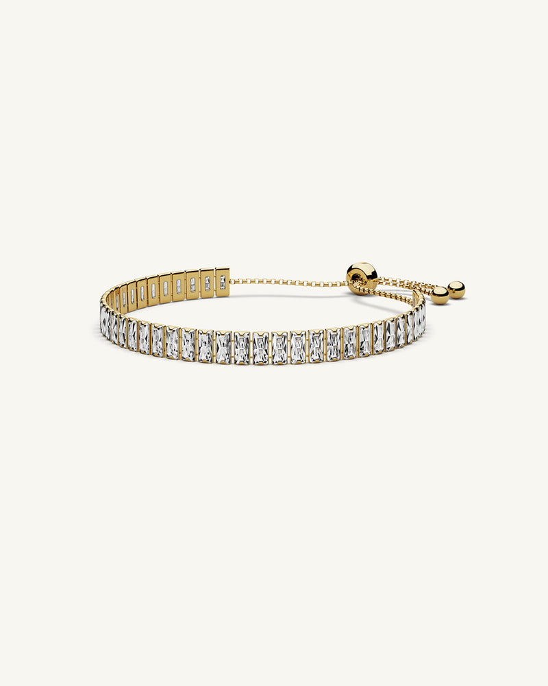 A Chain Bracelet in 14k gold-plated from Waldor & Co. The model is Talia Diamond Chain Polished Gold