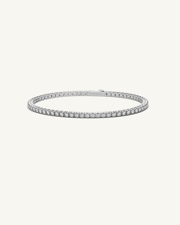 A polished stainless steel chain in silver with turquoise stones from Waldor & Co. The model is Tennis Chain Polished