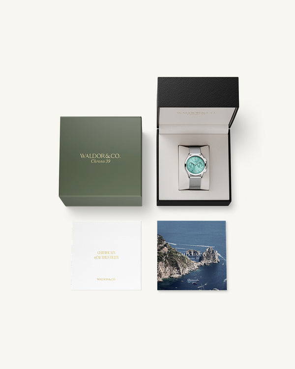 A round mens watch in rhodium-plated silver from Waldor & Co. with turquoise sunray dial and a second hand. Seiko movement. The model is Chrono 39 Sardinia 39mm.