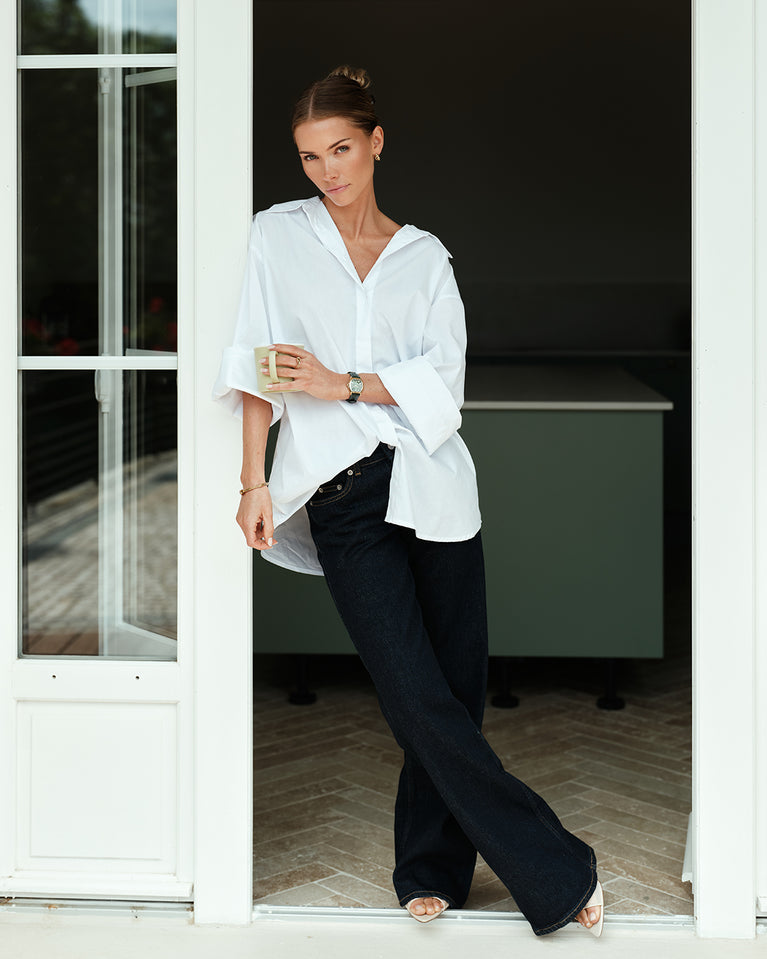  A square womens watch in 22k gold plated 316L stainless steel from Waldor & Co. with domed mineral glass dial. Seiko movement. The model is Constant 36 Laglio.