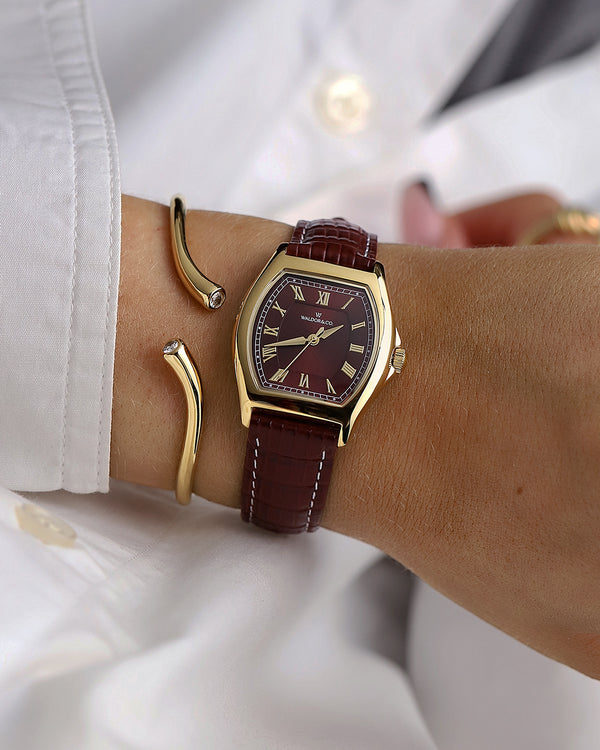  A square womens watch in 22k gold plated 316L stainless steel from Waldor & Co. with domed mineral glass dial. Seiko movement. The model is Constant 36 Laglio.