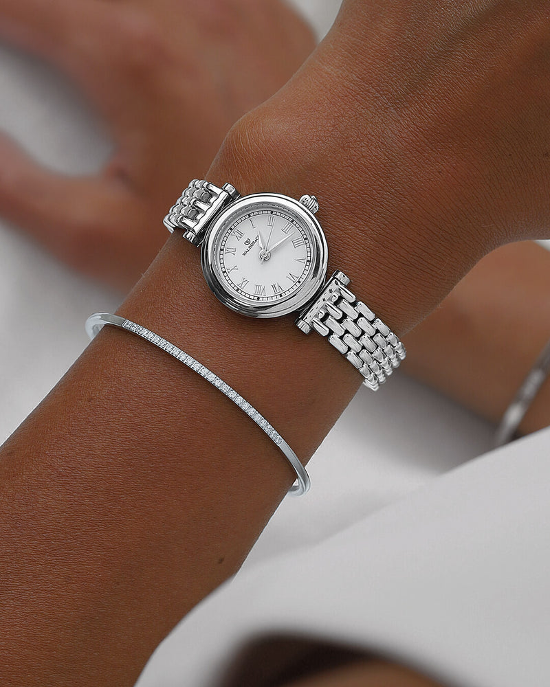 A round womens watch in Rhodium-plated 316L stainless steel from Waldor & Co. with white Sapphire Crystal glass dial. Seiko movement. The model is Venia 24 Villefranche.