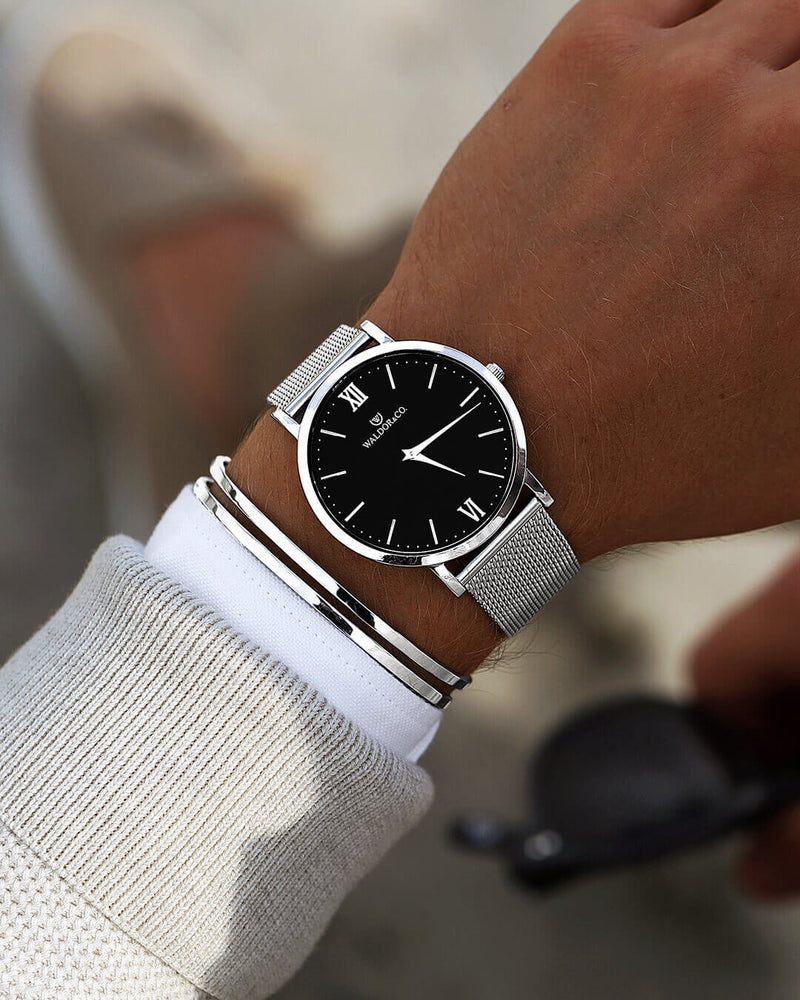 A round watch in silver from Waldor & Co. with black dial. Seiko movement. The model is Original 40 Côte d'Azur 40mm.