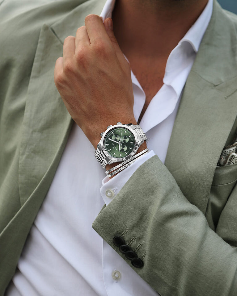 A round mens watch in rhodium-plated silver from Waldor & Co. with green sunray dial and a second hand. Seiko movement. The model is Chrono 44 Como 44mm.